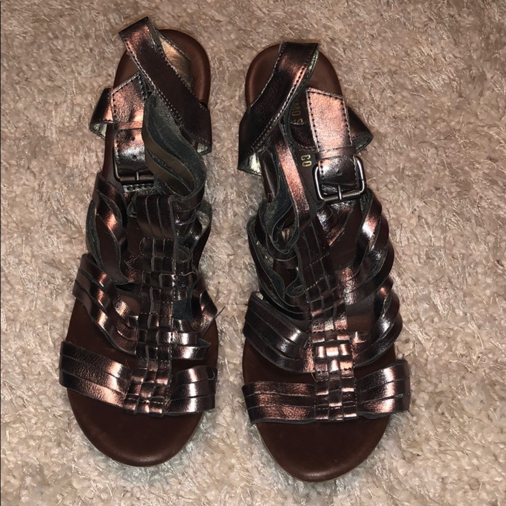 Stylish Metallic Brown Strapped Wedges.